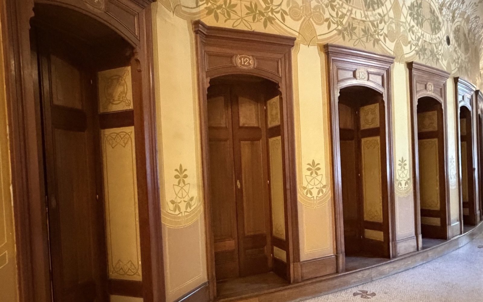 Opéra de Vichy portes des loges, détail du plafond et des portes