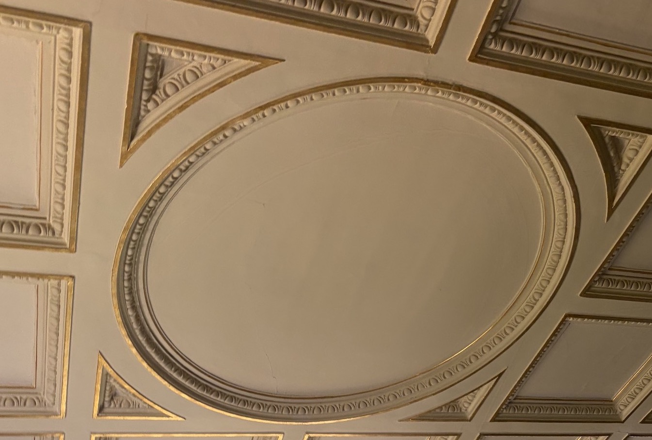 Vichy Chalet Clermont Tonnerre moulure plafond