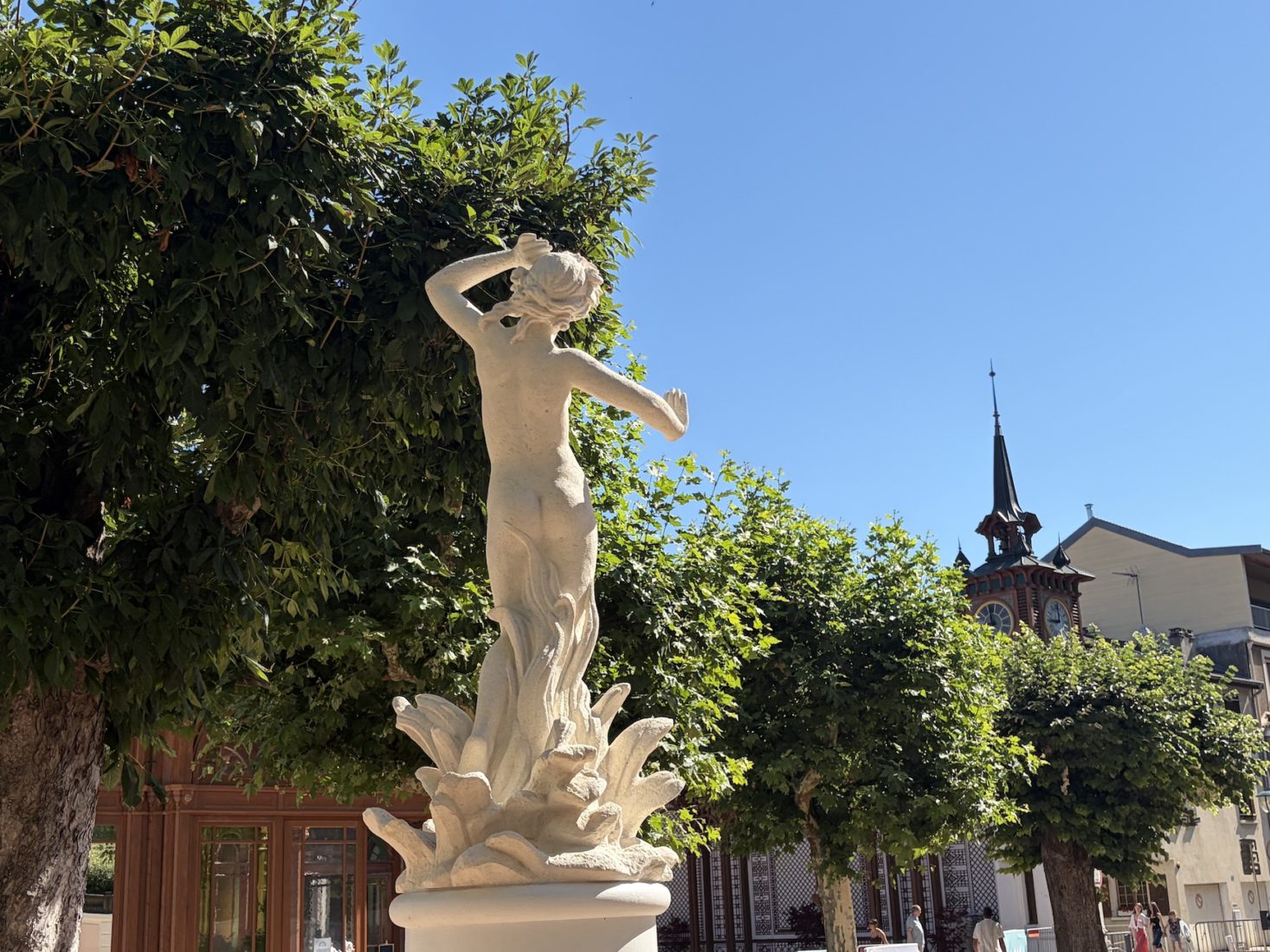 Evian-les-Bains source Cachat et statue