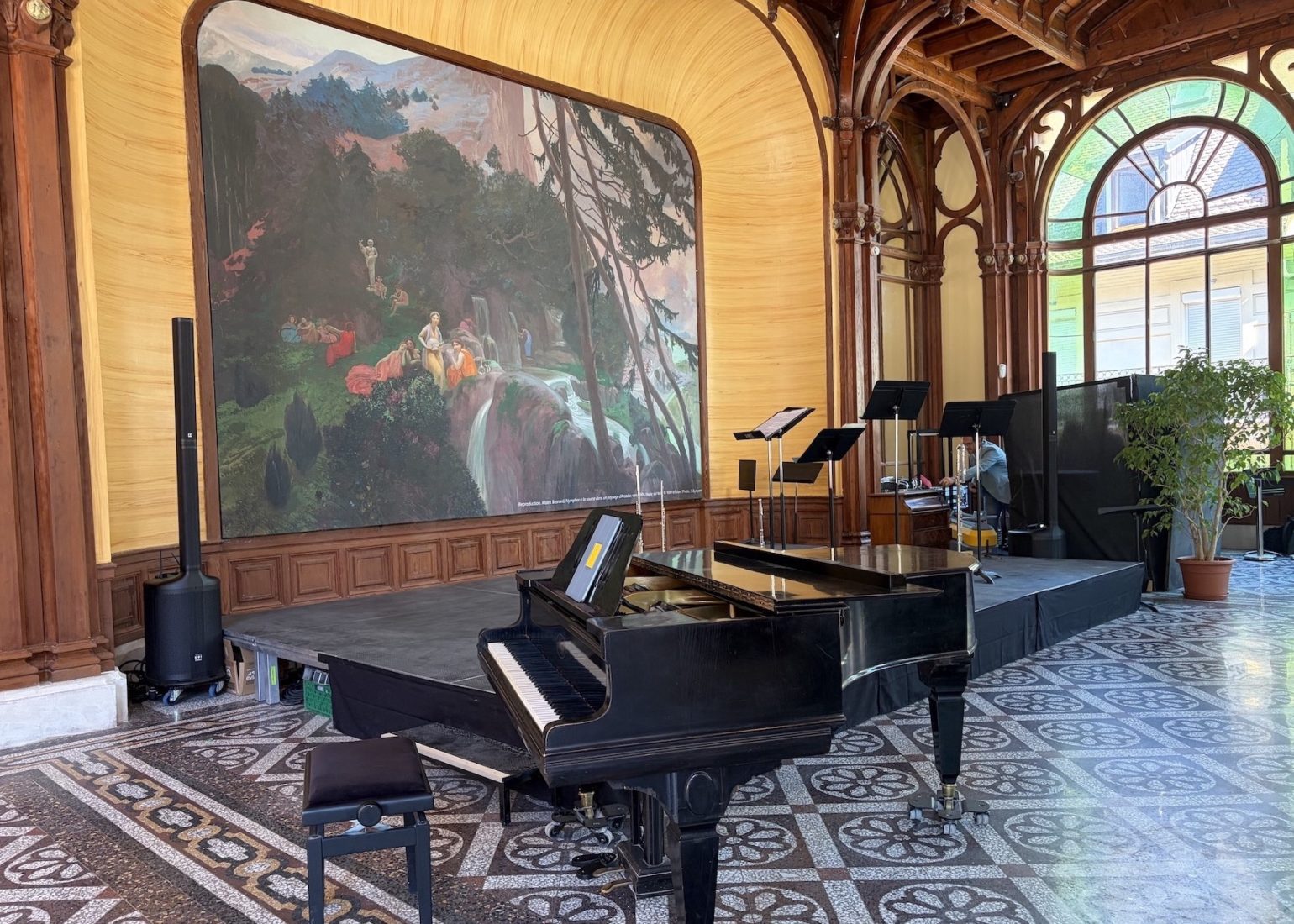 Evian-les-Bains Buvette Cachat hall avec fresque et piano
