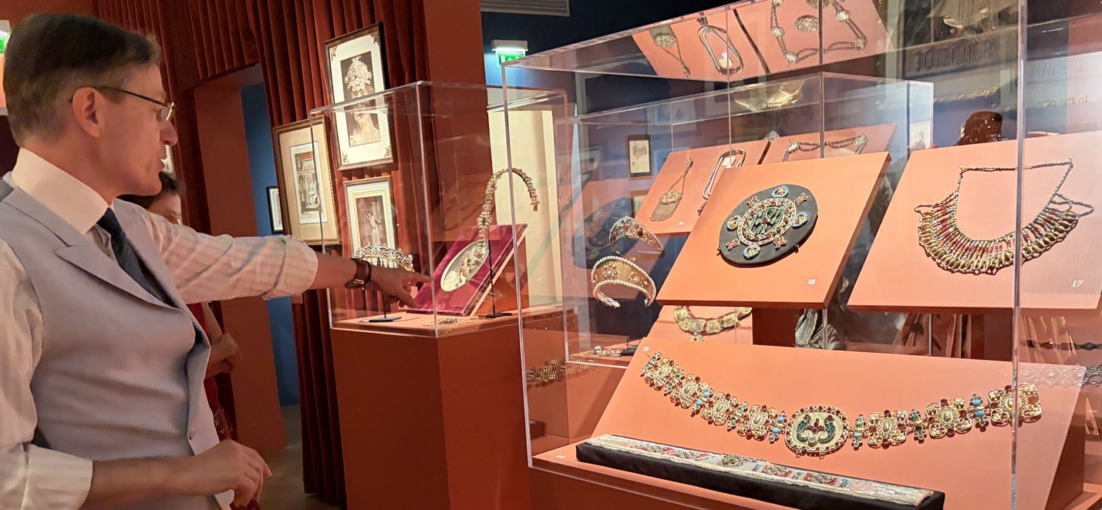 Pierre-André Hélène a réuni une collection de bijoux Sarah Bernhardt