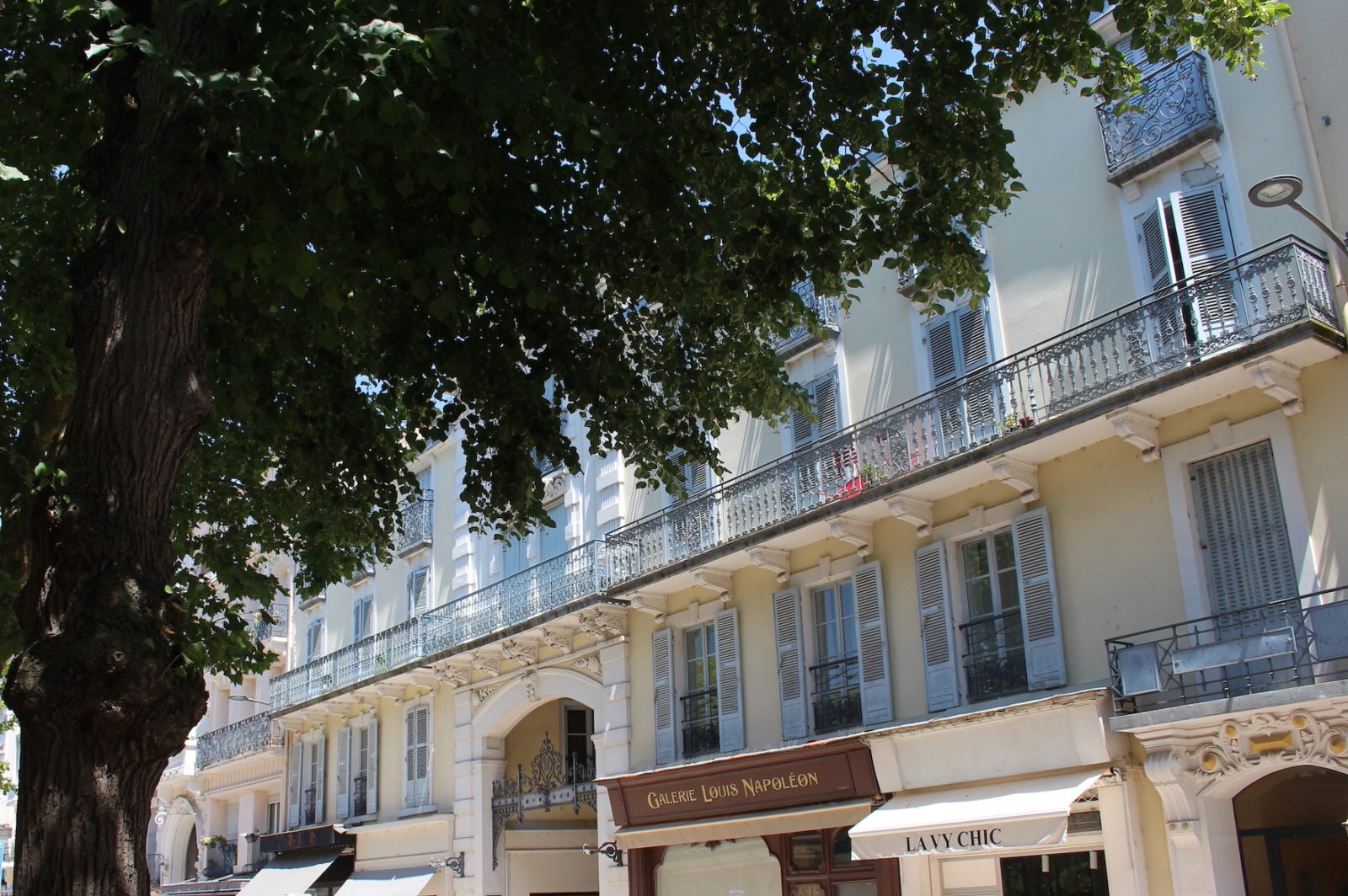 Vichy rue bordant le parc des Sources