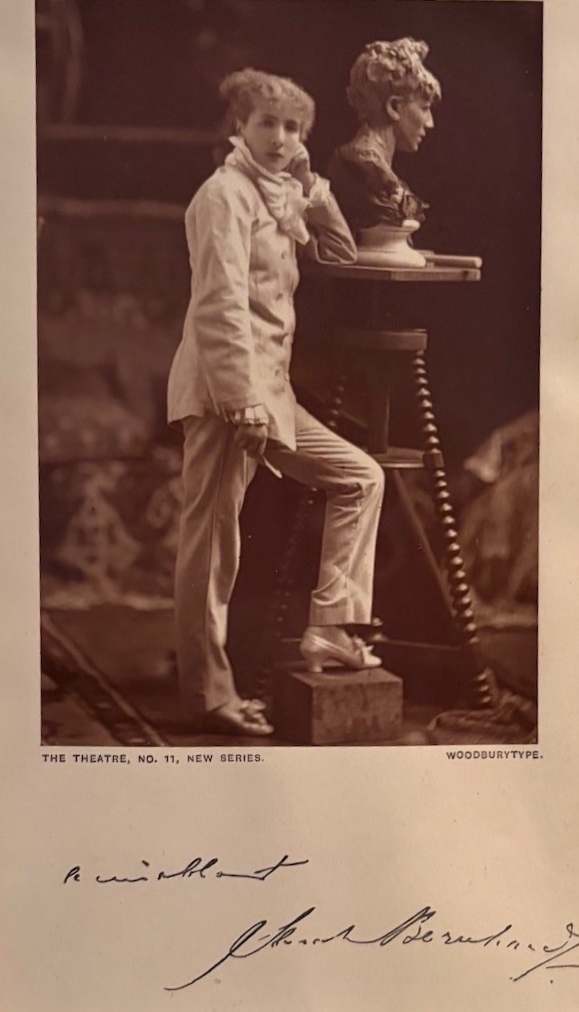 Sarah Bernhardt sculptrice, en costume blanc
