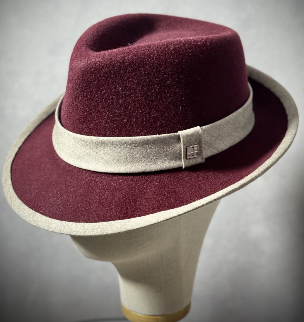 Les Vaudoiseries Chapeau bordeaux Annick Roulet