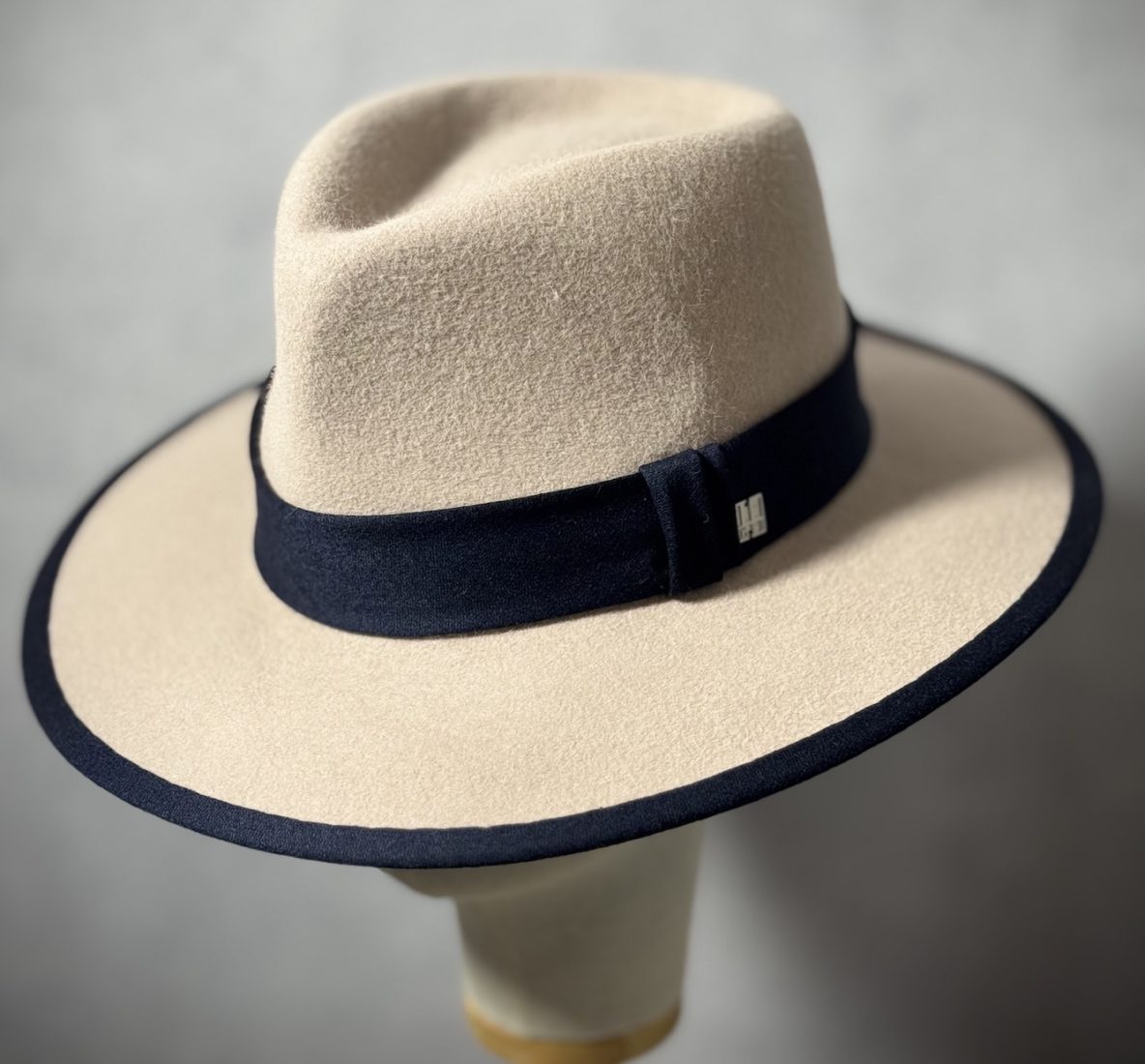 Les Vaudoiseries Chapeau beige Annick Roulet