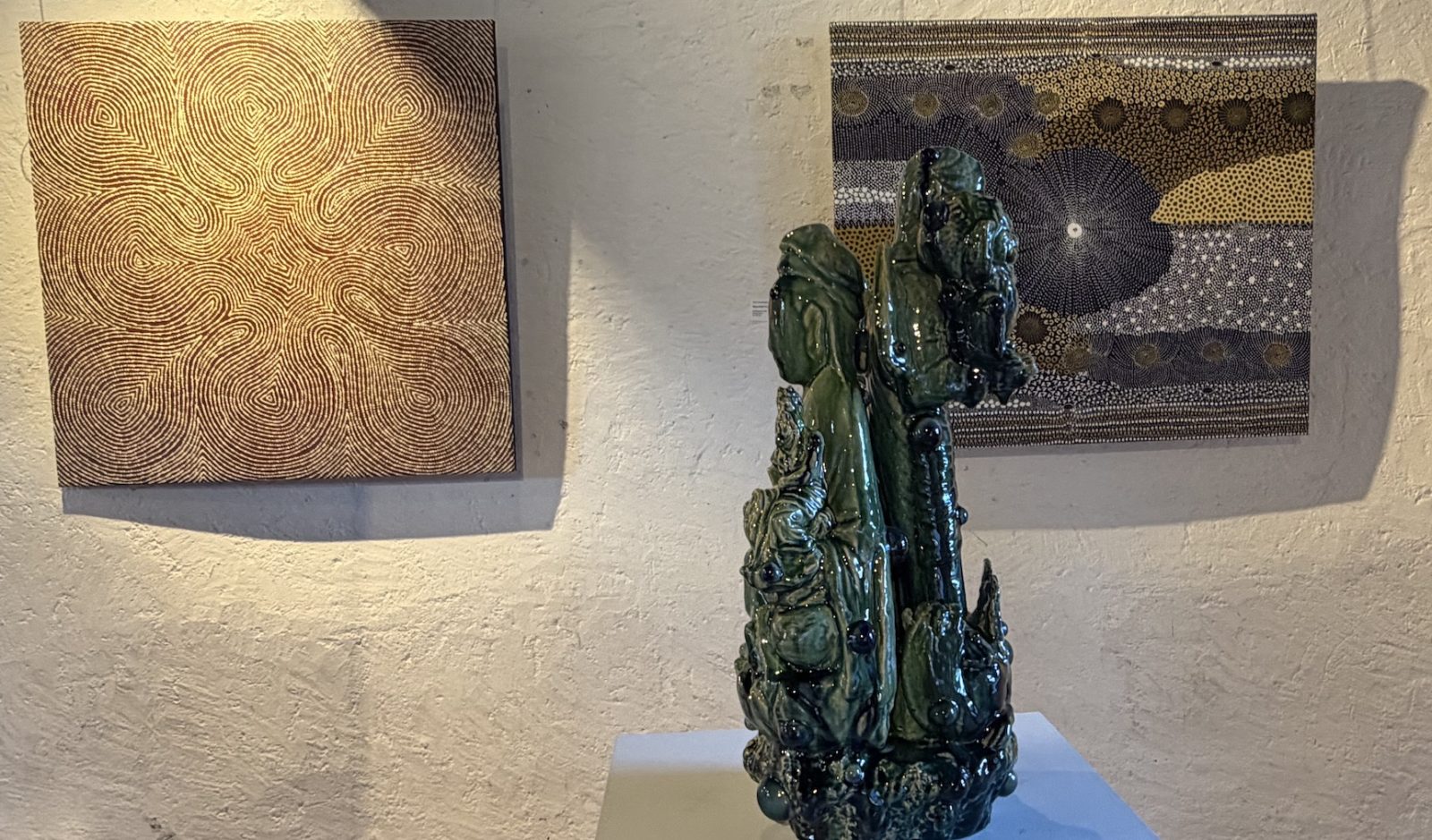 Peintures de Warlimpirrnga Tjapaltjarri et Janet Long Nakamarrat. Sculpture de Christian Gonzenbach